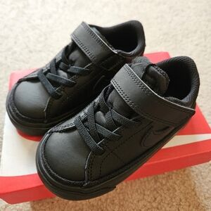 Toddlers 7c Nike Sneakers, never worn, still in box